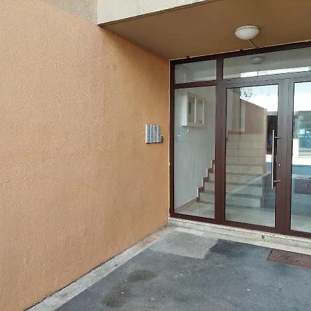 And Modern Emili Split